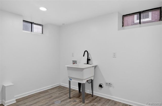 8664 Louise Avenue, Allen Park, MI 48101