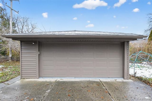 8664 Louise Avenue, Allen Park, MI 48101