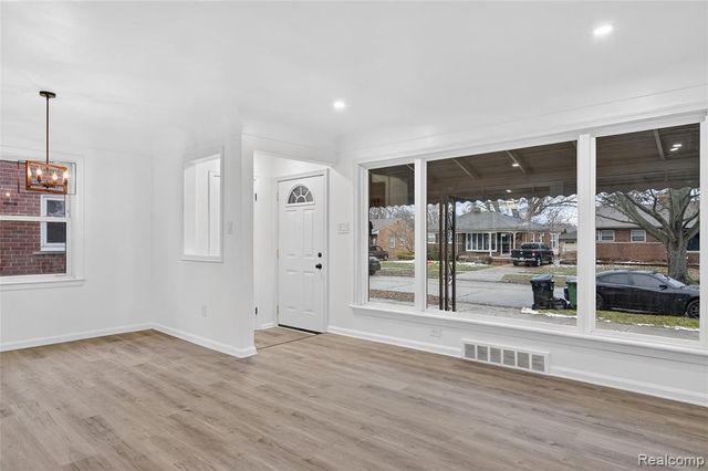 8664 Louise Avenue, Allen Park, MI 48101