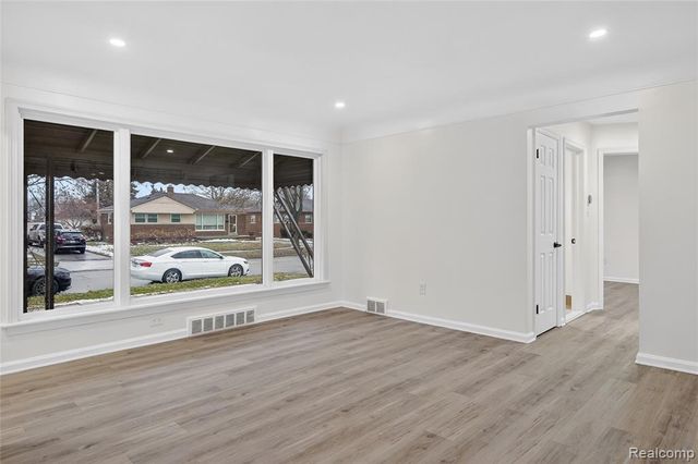 8664 Louise Avenue, Allen Park, MI 48101