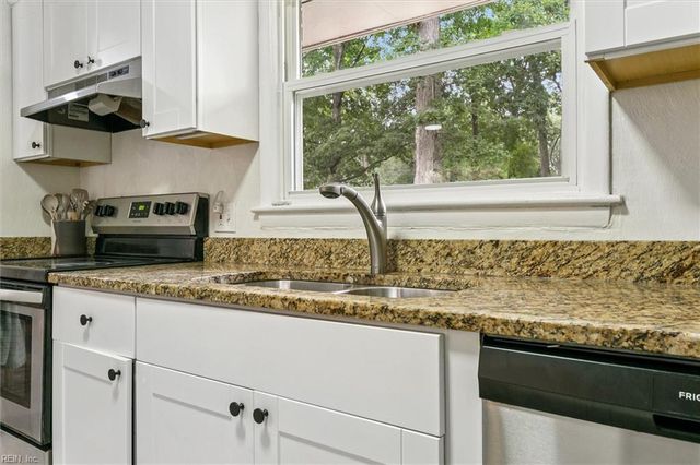 2 Pauline CIR, Newport News, VA 23602