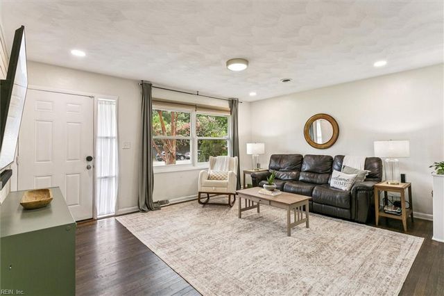 2 Pauline CIR, Newport News, VA 23602