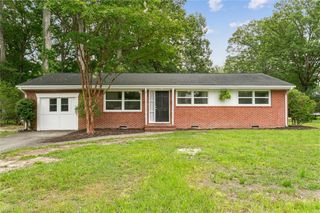 2 Pauline CIR, Newport News, VA 23602