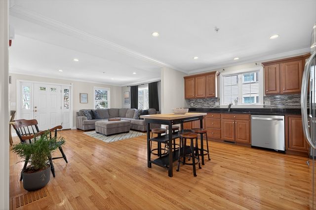 36 Prospect St 1, Waltham, MA 02453