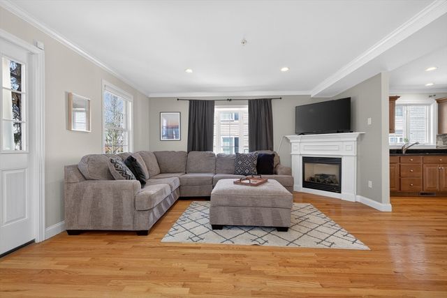 36 Prospect St 1, Waltham, MA 02453