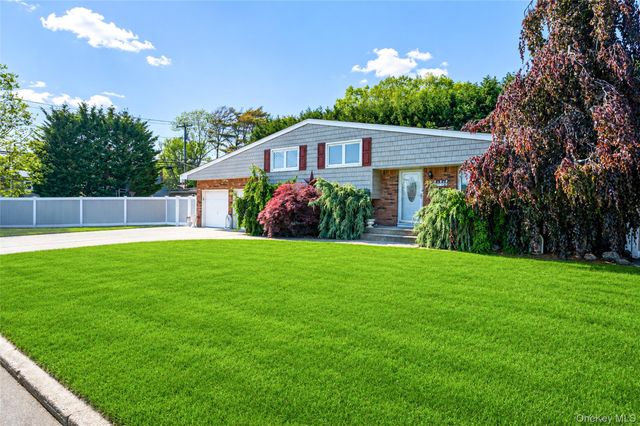 73 Danbury Street, Bay Shore, NY 11706