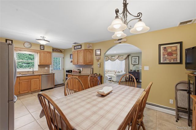 73 Danbury Street, Bay Shore, NY 11706