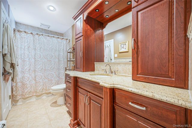 73 Danbury Street, Bay Shore, NY 11706