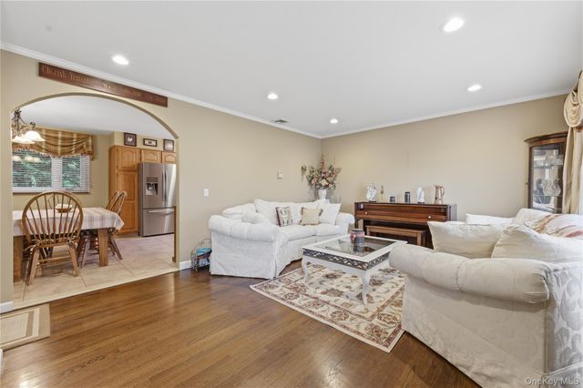 73 Danbury Street, Bay Shore, NY 11706