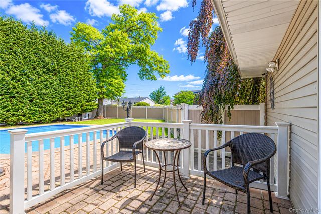 73 Danbury Street, Bay Shore, NY 11706