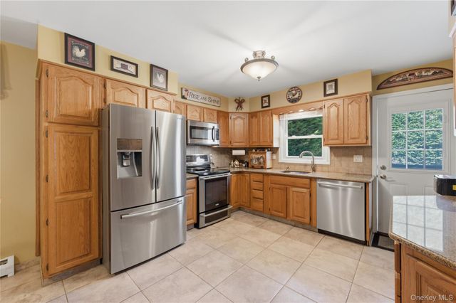 73 Danbury Street, Bay Shore, NY 11706