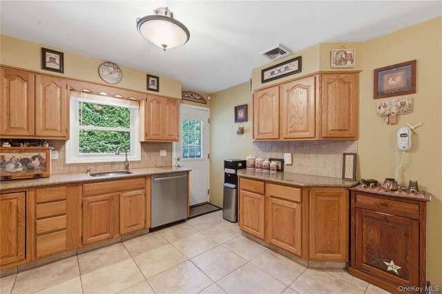 73 Danbury Street, Bay Shore, NY 11706