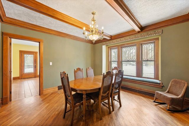 527 N Hartwell AVENUE, Waukesha, WI 53186