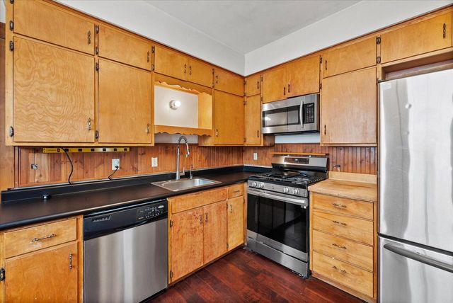 527 N Hartwell AVENUE, Waukesha, WI 53186