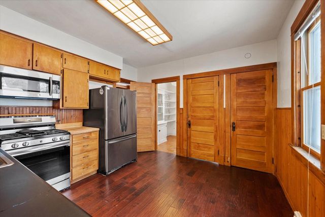 527 N Hartwell AVENUE, Waukesha, WI 53186