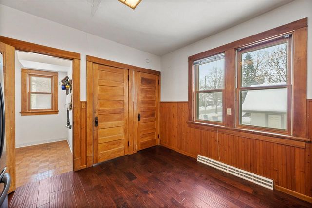 527 N Hartwell AVENUE, Waukesha, WI 53186