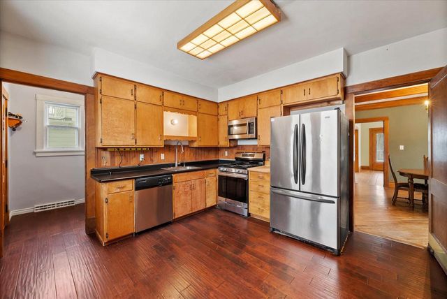 527 N Hartwell AVENUE, Waukesha, WI 53186