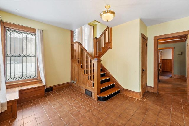 527 N Hartwell AVENUE, Waukesha, WI 53186