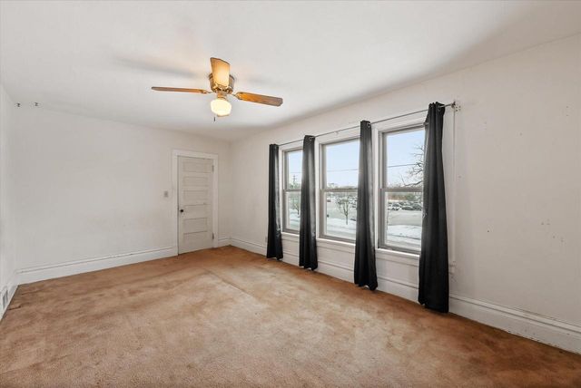 527 N Hartwell AVENUE, Waukesha, WI 53186