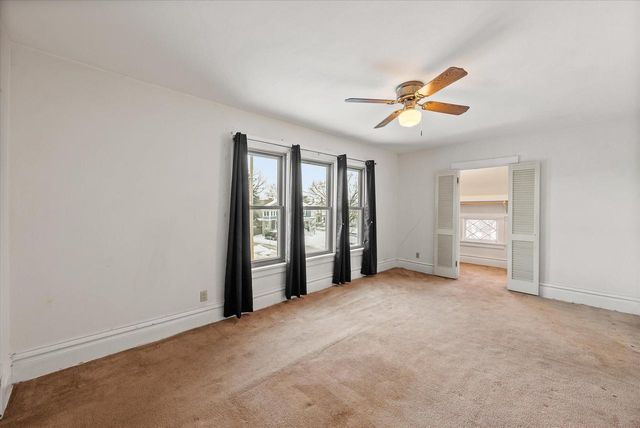 527 N Hartwell AVENUE, Waukesha, WI 53186