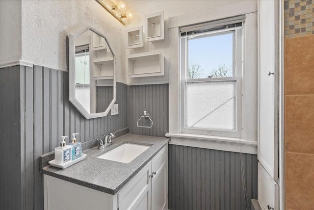 527 N Hartwell AVENUE, Waukesha, WI 53186