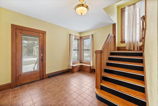 527 N Hartwell AVENUE, Waukesha, WI 53186