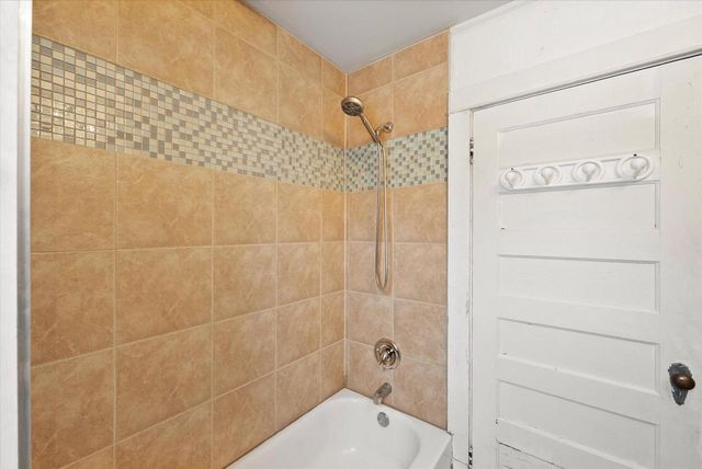 527 N Hartwell AVENUE, Waukesha, WI 53186