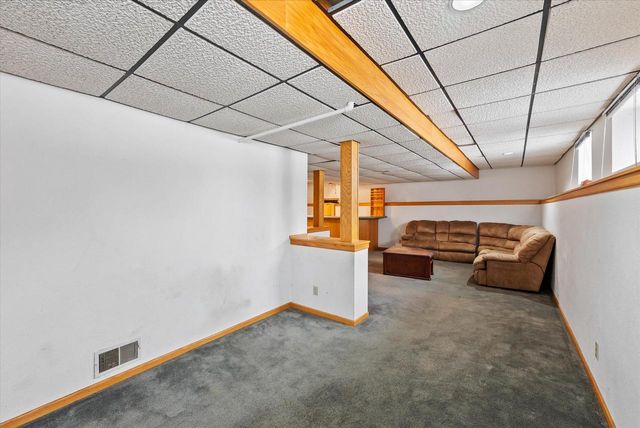 527 N Hartwell AVENUE, Waukesha, WI 53186