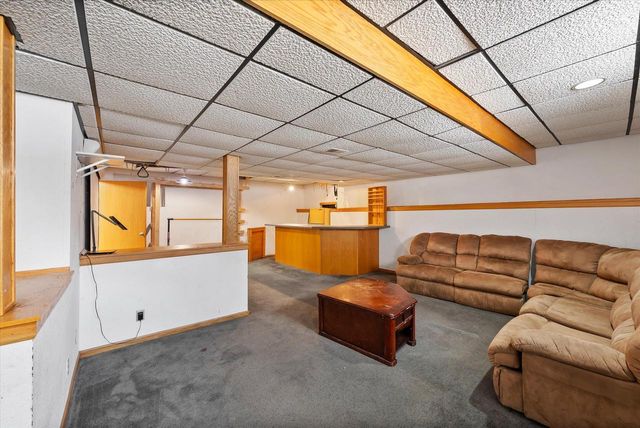 527 N Hartwell AVENUE, Waukesha, WI 53186