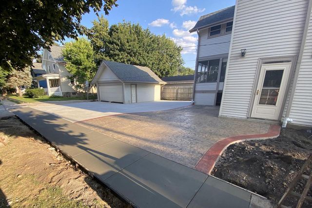 527 N Hartwell AVENUE, Waukesha, WI 53186