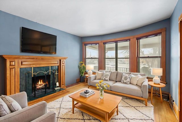 527 N Hartwell AVENUE, Waukesha, WI 53186