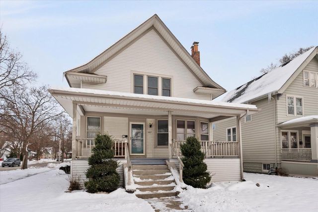 527 N Hartwell AVENUE, Waukesha, WI 53186