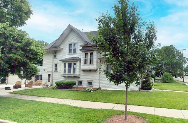 527 N Hartwell AVENUE, Waukesha, WI 53186