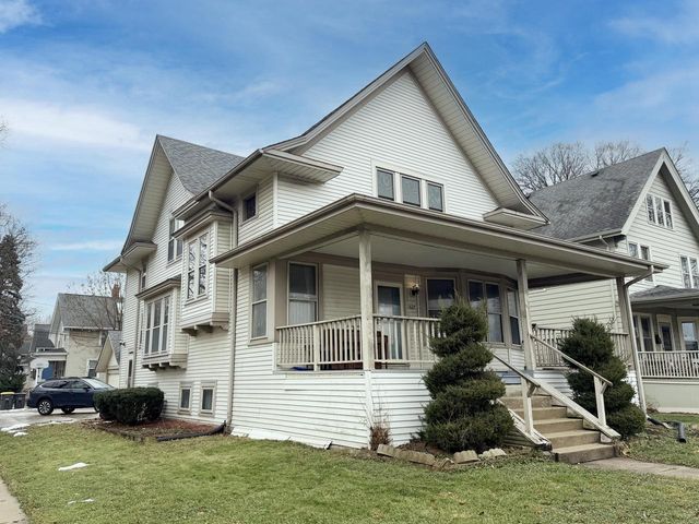 527 N Hartwell AVENUE, Waukesha, WI 53186