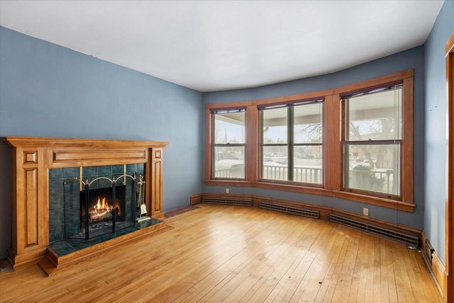 527 N Hartwell AVENUE, Waukesha, WI 53186