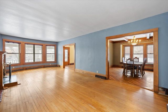 527 N Hartwell AVENUE, Waukesha, WI 53186