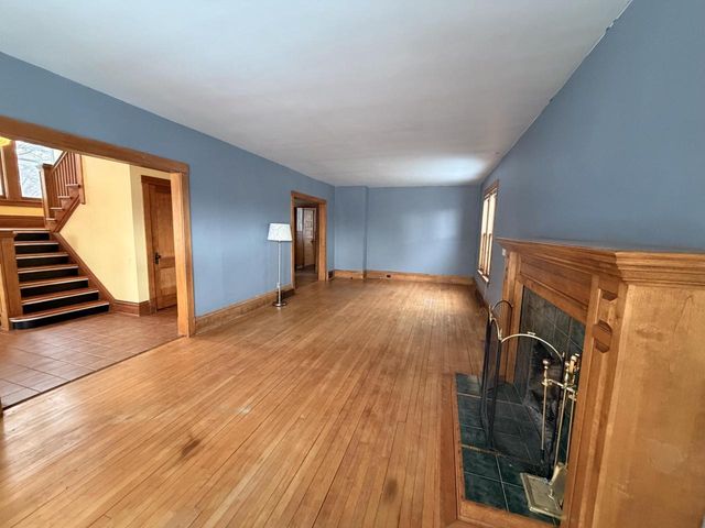 527 N Hartwell AVENUE, Waukesha, WI 53186