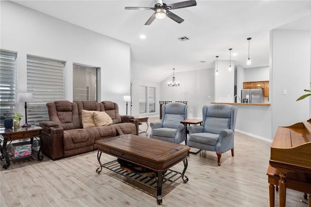 727 W Johnson Ave, Aransas Pass, TX 78336