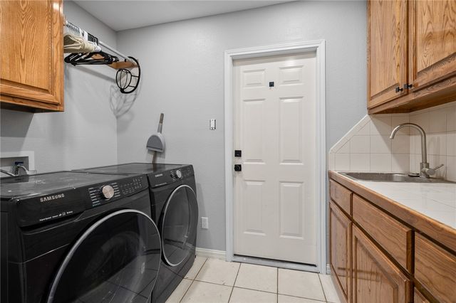 727 W Johnson Ave, Aransas Pass, TX 78336