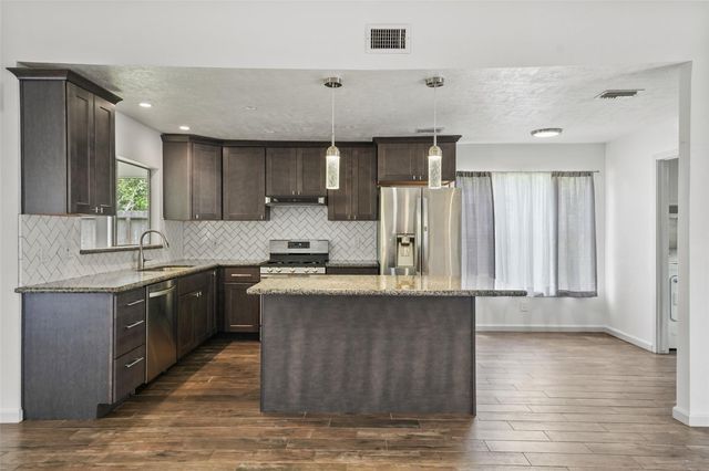 248 E Castle Harbour Drive, Friendswood, TX 77546