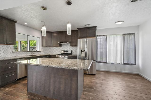 248 E Castle Harbour Drive, Friendswood, TX 77546