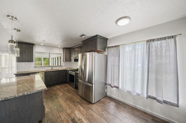 248 E Castle Harbour Drive, Friendswood, TX 77546