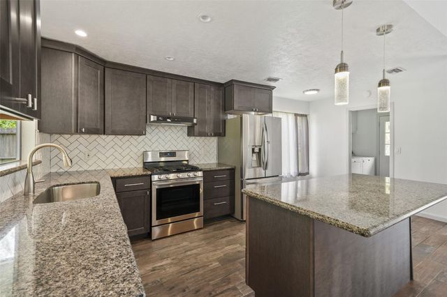 248 E Castle Harbour Drive, Friendswood, TX 77546