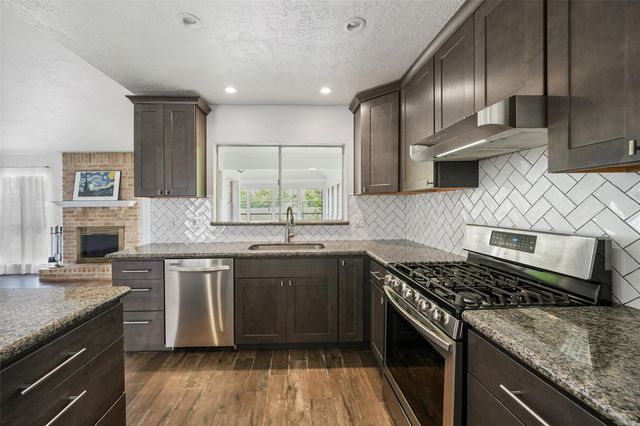 248 E Castle Harbour Drive, Friendswood, TX 77546