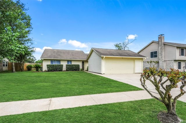 248 E Castle Harbour Drive, Friendswood, TX 77546