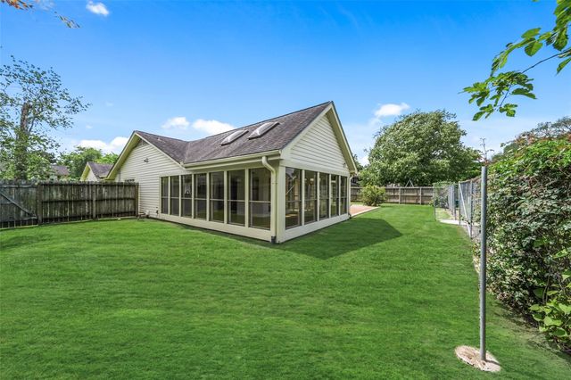 248 E Castle Harbour Drive, Friendswood, TX 77546