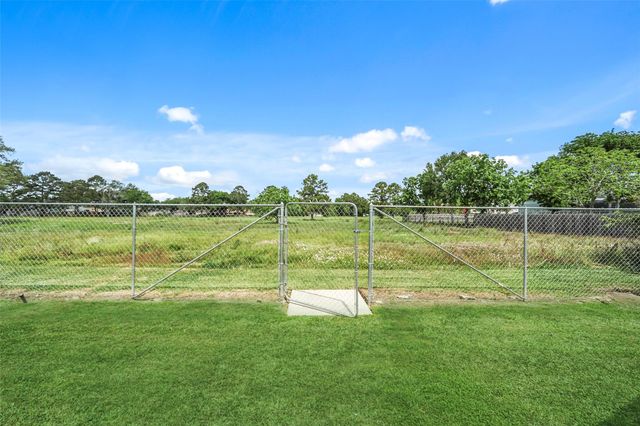 248 E Castle Harbour Drive, Friendswood, TX 77546