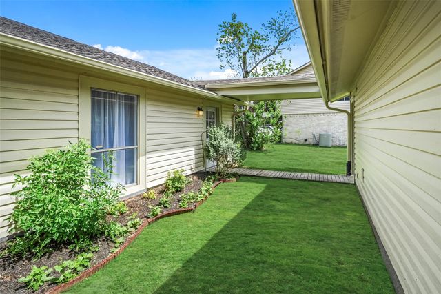 248 E Castle Harbour Drive, Friendswood, TX 77546