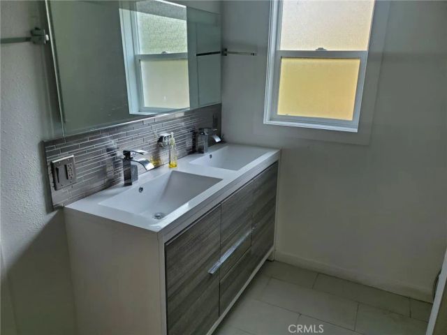 23041 Erwin, Woodland Hills, CA 91367