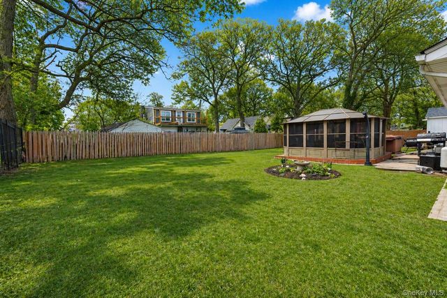 11 Seaford Road, Mastic Beach, NY 11951